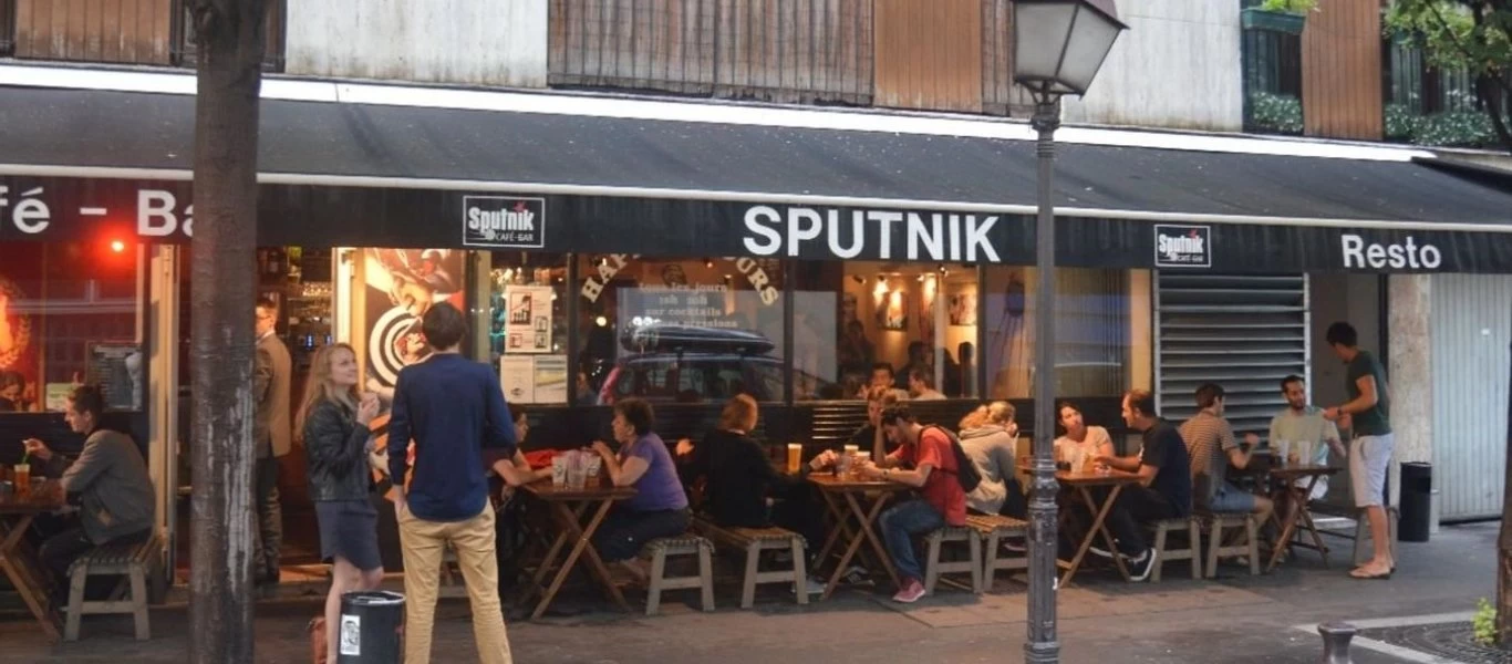 Παρίσι: Μπαρ που λεγόταν Sputnik πρόσθεσε στην ονομασία του το V (βίντεο)